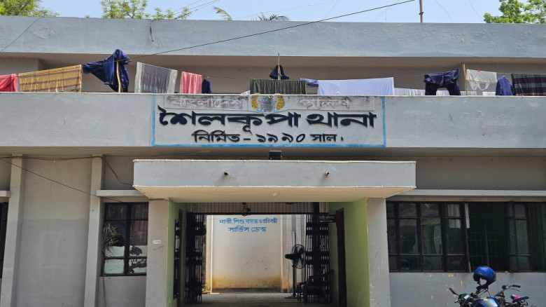 শৈলকুপায় স্কুলছাত্রীকে গলায় ছুরি ধরে ধর্ষণ...