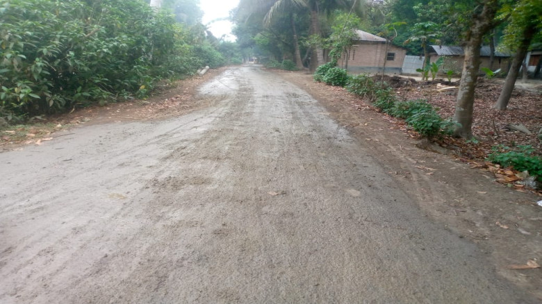 মাটি ব্যবসায়ীদের কবলে পড়ে সড়কের বেহালদশা জন ভোগান্...