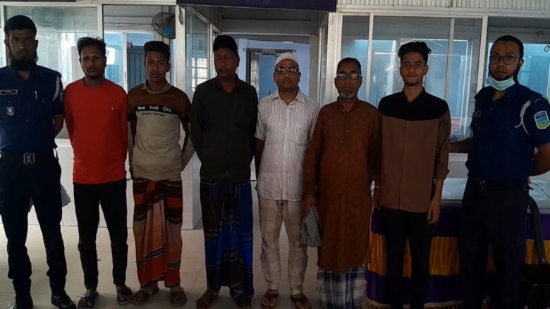 মুক্তাগাছা ৩ জন ডেবিলসহ মোট ৬ জনকে আটক  পুলিশ...