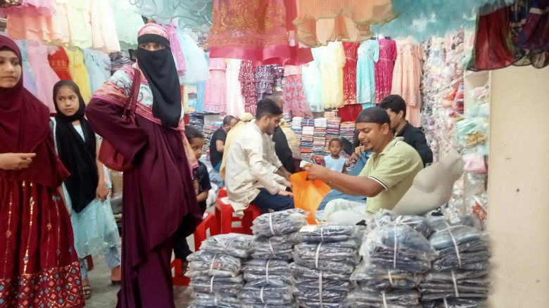 শেষ সময়ে ক্রেতাদের ভিড়ে জমজমাট  ঈদ বাজার, দামে অ...