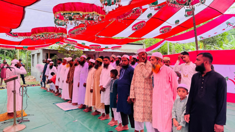 সৌদির সঙ্গে মিল রেখে ঝালকাঠিতে ঈদ উদযাপন...