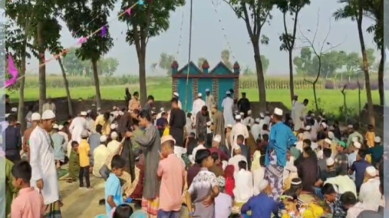 সামাজিক ভেদাভেদ ভুলে এক জামাতে ঈদের নামাজ...