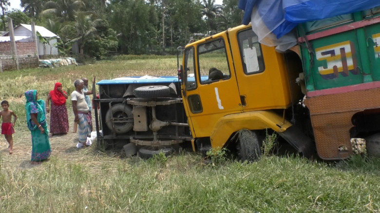 মুক্তাগাছায় ট্রাক ও মিনি পিকাপের মুখোমুখি সংঘর্ষে ...