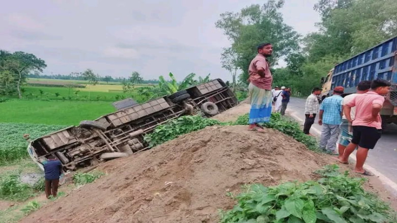 রংপুরের কাউনিয়ায় বাসের ধাক্কায় দুই মোটরসাইকেল আরোহ...
