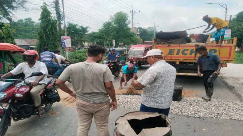 টাঙ্গাইল পলিটেকনিক ইনস্টিটিউটের সামনে রাস্তায় নতুন করে স্পিড ব্রেকার নির্মাণ কাজ শুরু