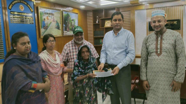 বিধবা আমেনা পেল জেলা প্রশাসনের পক্ষ থেকে সহায়তা...