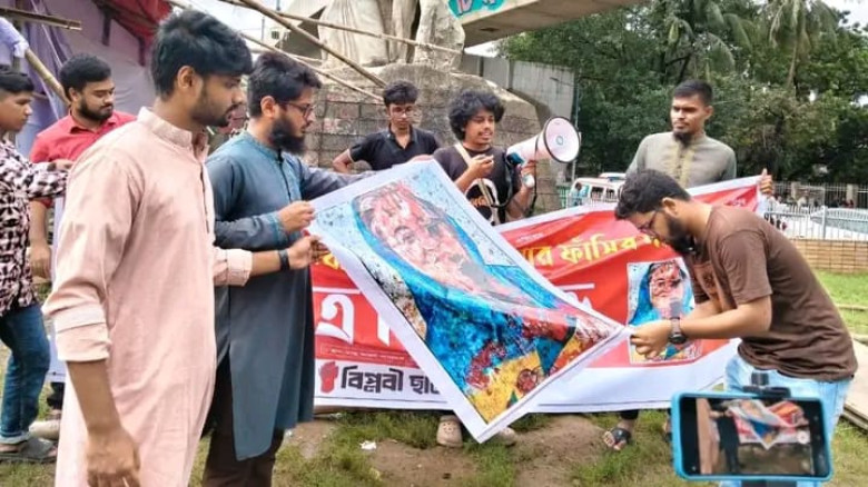 গণহত্যার দায়ে হাসিনার ফাঁসি দাবি, ছবিতে আগুন...