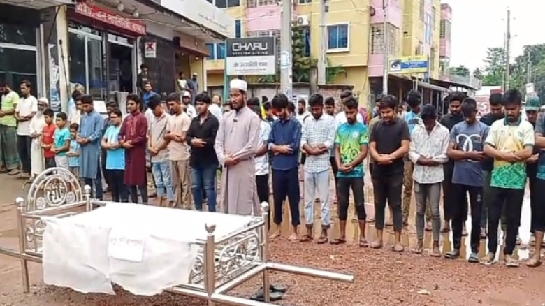 সড়ক সংস্কারের দাবিতে রসিকের প্রতীকী গায়েবানা জানাজ...