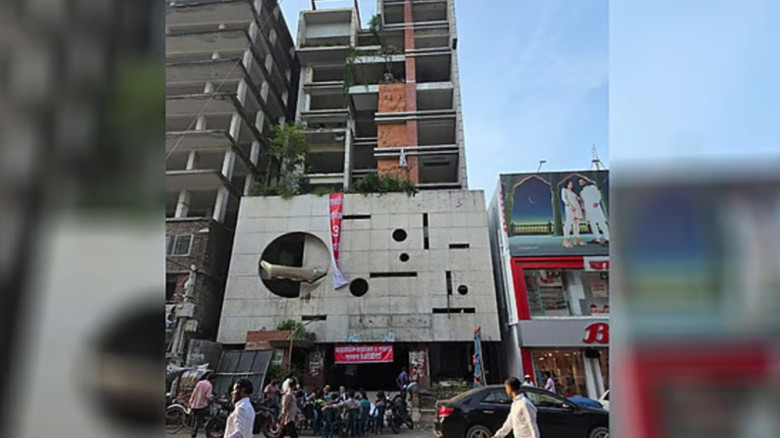 আ. লীগের কেন্দ্রীয় অফিস দখল, চলছে পরিষ্কার-পরিচ্ছন...