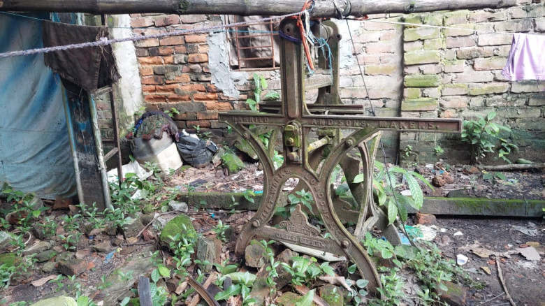 অবহেলায় পড়ে আছে ৩২৬ বছরের পুরনো মুদ্রণযন্ত্র...