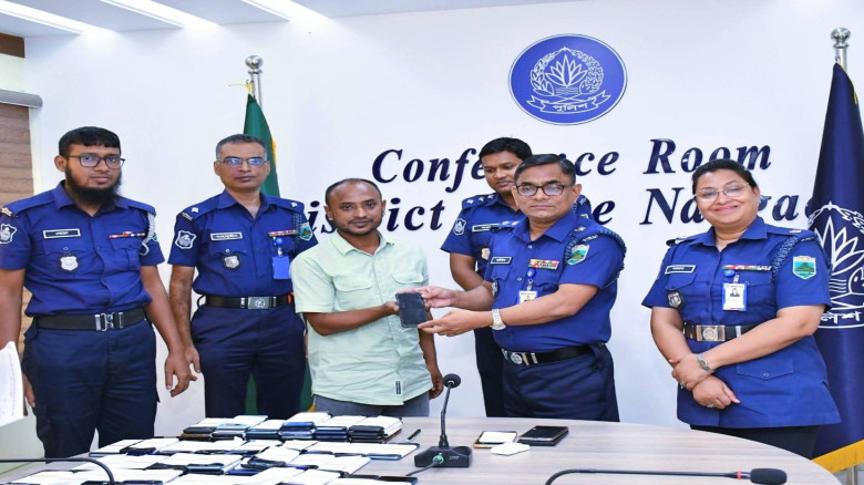 ‎পুলিশ সুপারের হাতে প্রকৃত মালিকদের কাছে ফিরলো ৮০ট...