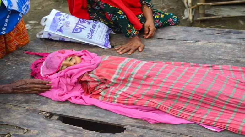 পাপড় কিনে ফেরার পথে শিশু ইমার করুণ মৃত্যু...