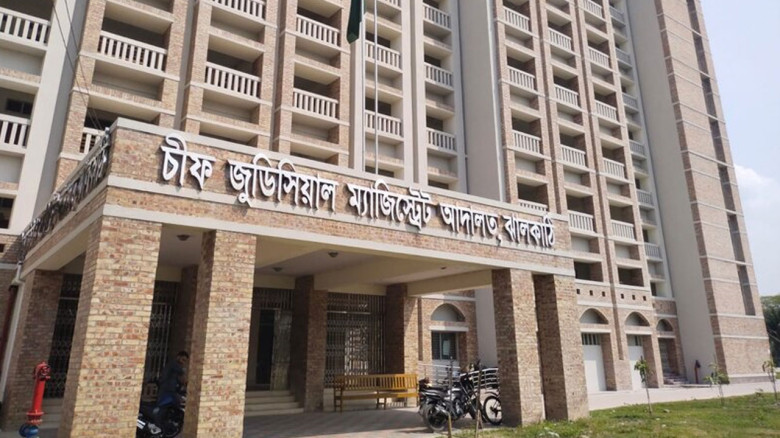 ঝালকাঠিতে আদালতের বারান্দায় আসামির ওপর চাকু দিয়ে হ...