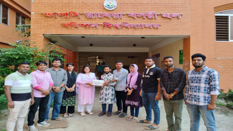 ছাত্রীদের হলে উদ্যোগে ফার্স্ট এইড সামগ্রী বিতরণ বর...