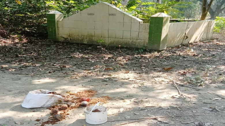 শার্শায় পল্লীতে কবরস্থান থেকে ৬টি অবিস্ফোরিত ককটেল...