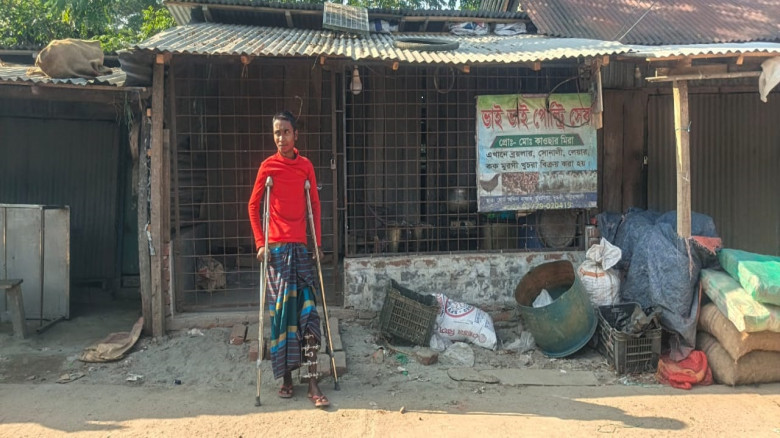 দুমকি উপজেলায়, মুরাদিয়া ইউনিয়নে খাসজমির দোকান দখলে...