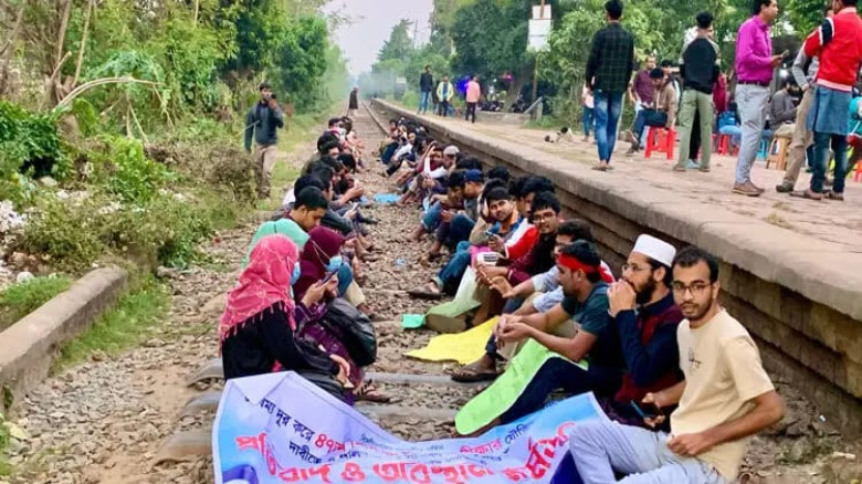 বিসিএস পরীক্ষা পেছানোর দাবিতে ঢাকা- রাজশাহী রেললাই...