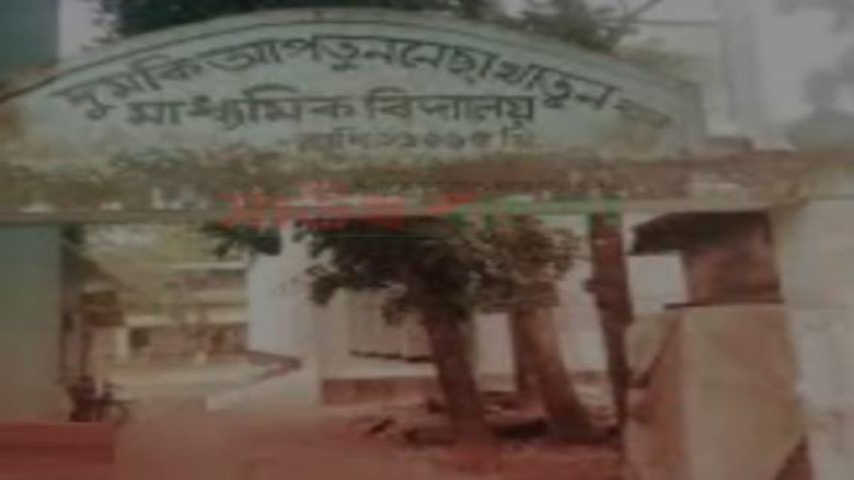 দুমকী উপজেলায়,একে মা/ বিদ্যালয়  ঝুঁকিপূর্ণ ভবনে চলছে শিক্ষার্থীদের পাঠদান।।
