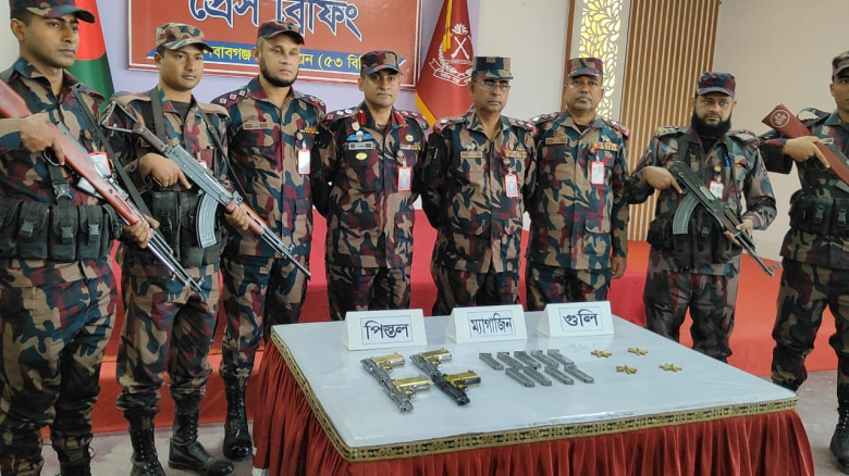 চাঁপাইনবাবগঞ্জ সীমান্তে ৫৩ বিজিবির বিশেষ অভিযানে ৪...