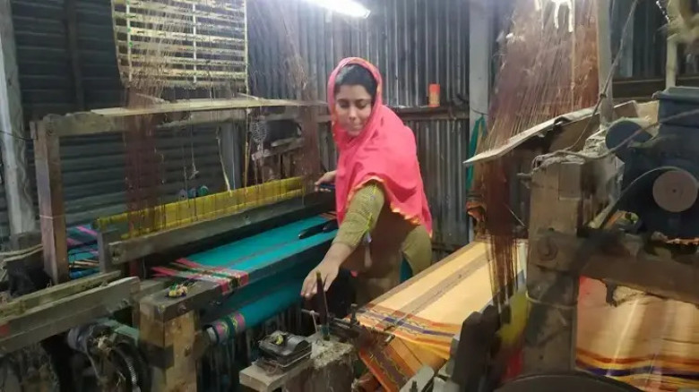 বড়োদিনে টাঙ্গাইলের শাড়ি পরলেন ব্রিটিশ হাইকমিশনার...